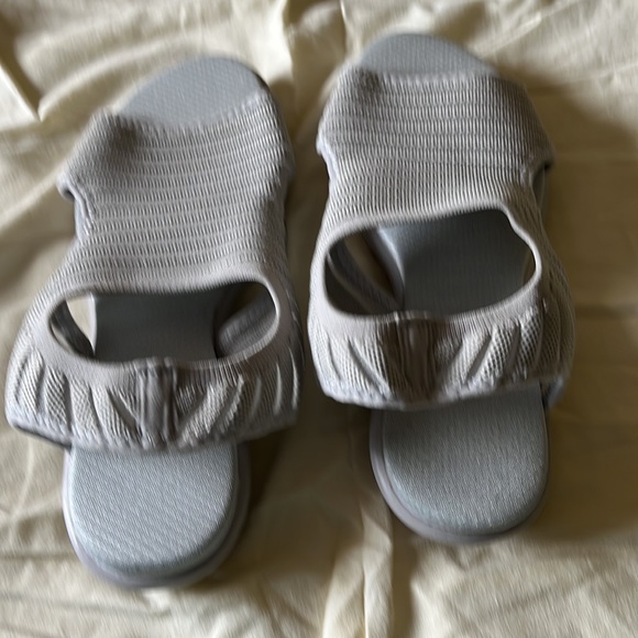Varskarc. Size 10.5 Light gray sandal washable - Picture 4 of 4